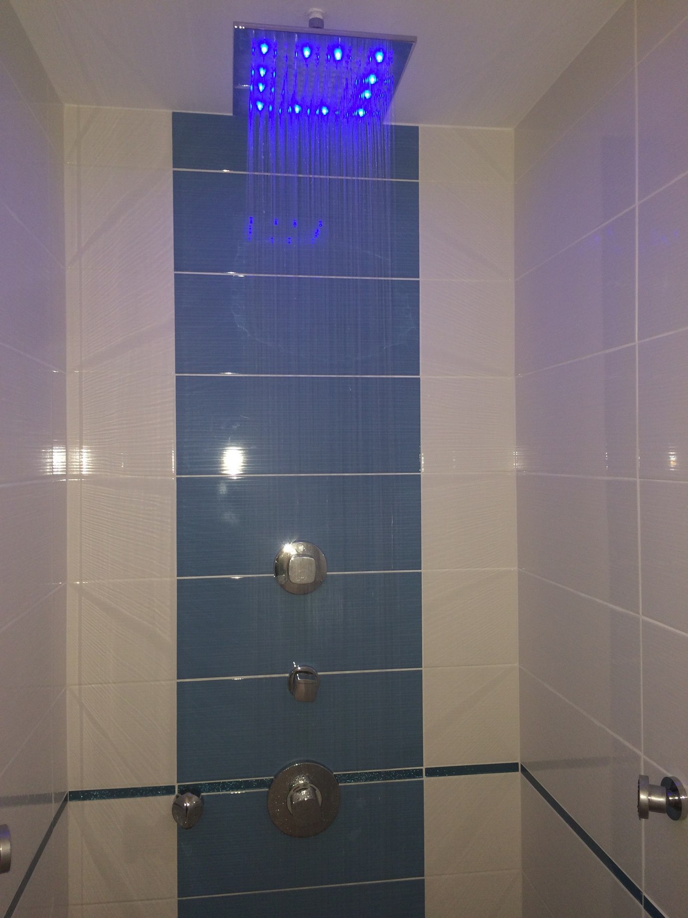 Toutes nos réalisations Douche_lumineuse.jpg